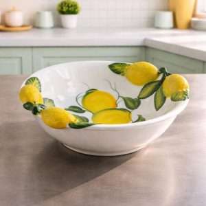 bolo in ceramica con manici decorato in limoni e foglie su sfondo bianco