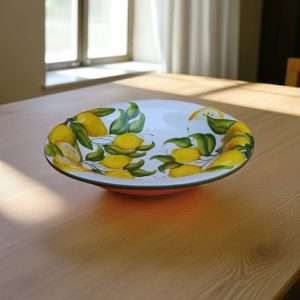 Centro Tavola con ceramica in rilievo, Decorata con Limone e foglie su sfondo bianco