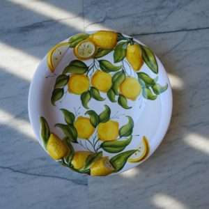 dettagli di Centro Tavola con ceramica in rilievo, Decorata con Limone e foglie su sfondo bianco