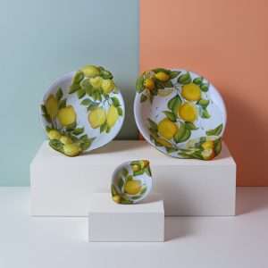 set di Ciotola,  Bolo e Ciotolina con Decoro Limone e foglie su sfondo bianco