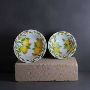 set di bolo e ciotola in ceramica con decoro limone e oliva su sfondo bianco