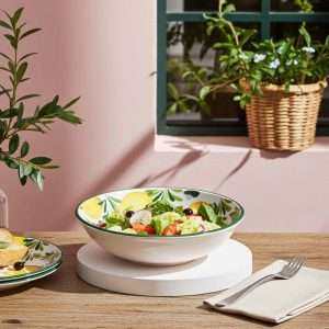 ciotola decorata a mano con decoro limoni e olive su sfondo bianco