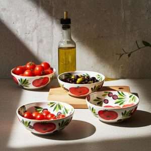 dettagli di set di ceramiche italiane formato da ciotole, in varie misure, decorate in pomodoro e oliva su sfondo bianco