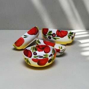 set di ceramiche italiane formato da ciotole, in varie misure, decorate in pomodoro e oliva su sfondo bianco