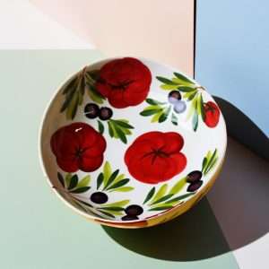 Le Ceramiche Italiane, Tradizione e Stile sulla Tua Tavola con decoro in pomodoro oliva su sfondo bianco