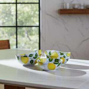 contenitori in ceramica bianca con decoro limone e foglie su sfondo bianco