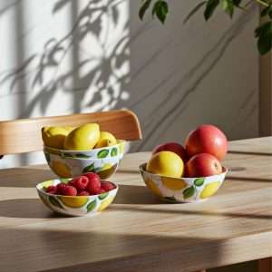 contenitori in ceramica bianca con decoro limone e foglie su sfondo bianco