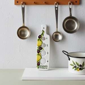 misura spaghetti in ceramica decorati con limoni, foglie e olive su sfondo bianco