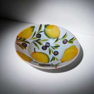 dettagli di piatto cappello da prete decorato con limoni e olive su sfondo bianco