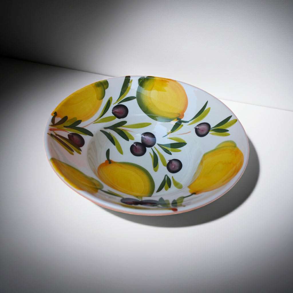 dettagli di piatto cappello da prete decorato con limoni e olive su sfondo bianco