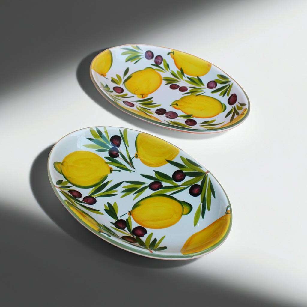 dettagli di Pirofila in Ceramica con Decoro Limone e Oliva su sfondo bianco