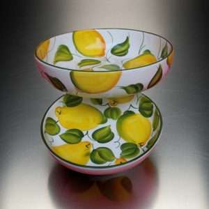 spaghettata in ceramica decorata con limoni e foglie su sfondo bianco
