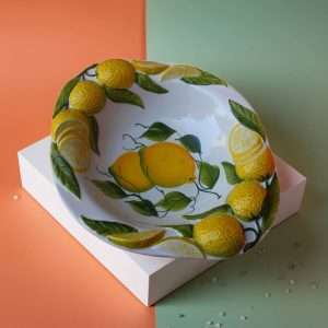 Zuppiera Centrotavola con manici rialzati e in Decoro Limone con foglie su sfondo bianco