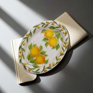 Vassoio moderno ovale in ceramica dipinto a mano con limoni e foglie su sfondo bianco