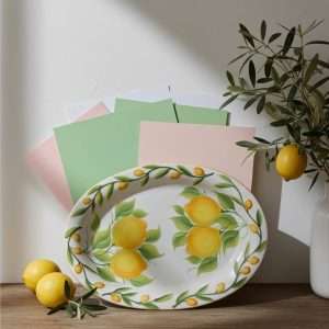 Vassoio moderno ovale in ceramica dipinto a mano con limoni e foglie su sfondo bianco