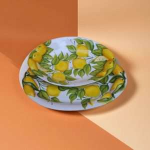 set di piatto vassoio in rilievo con decoro limone e foglie su sfondo bianco