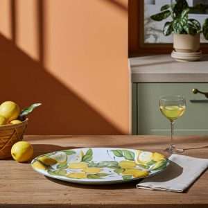 set di piatto vassoio in rilievo con decoro limone e foglie su sfondo bianco