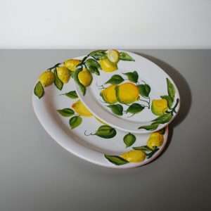 dettagli di vassoio decorativo in limoni e foglie su sfondo bianco