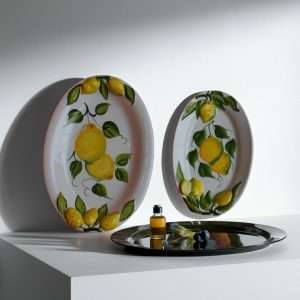 vassoio decorativo in limoni e foglie su sfondo bianco