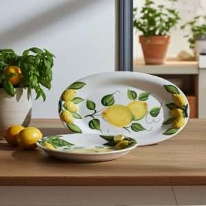 vassoio decorativo in limoni e foglie su sfondo bianco