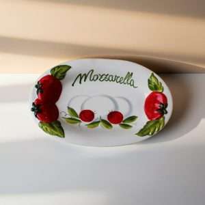 vassoio dipinto a mano con decoro pomodoro e mozzarella su sfondo bianco