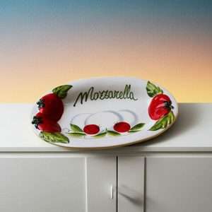 dettagli di vassoio dipinto a mano con decoro pomodoro e mozzarella su sfondo bianco