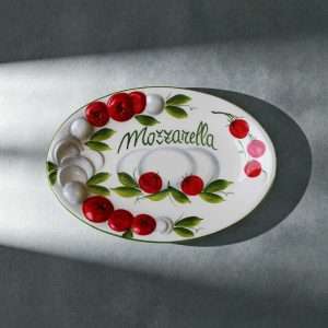 vassoio made in Italy in ceramica con rilievo, decorato a mano con pomodoro e mozzarella su sfondo bianco