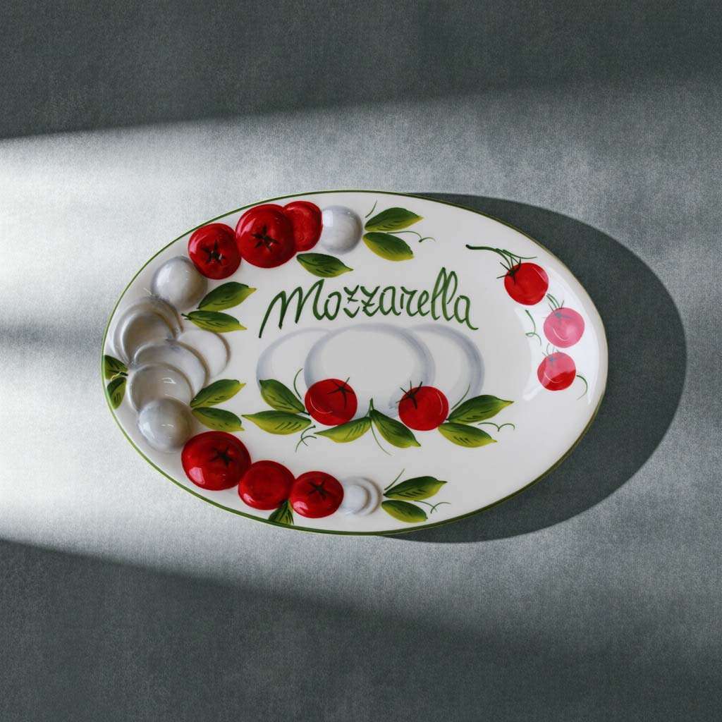 vassoio made in Italy in ceramica con rilievo, decorato a mano con pomodoro e mozzarella su sfondo bianco